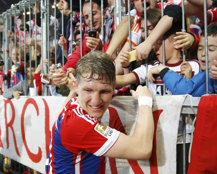 Schweinsteiger va a salutare i tifosi dopo aver segnato il gol che regala la vittoria al Bayern (Reuters)